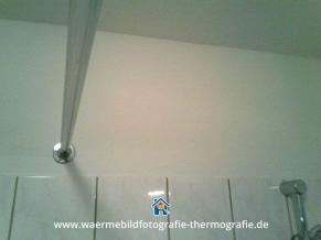 Lokalisierung einer Steigleitung hinterm Fliesenspiegel im Badezimmer mittels Wärmebildkamera