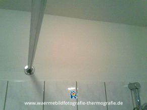 Lokalisierung der Steigleitung im Badezimmer hinter Fliesenspiegel mittels Wärmebildkamera