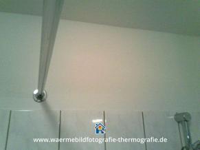 Im Badezimmer wird eine Steigleitung hinterm Fliesenspiegel mittels Wärmebildkamera lokalisiert