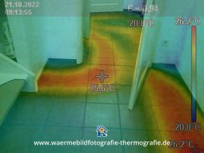 Lokalisierung der Fußbodenheizung mit Thermografie-Aufnahme