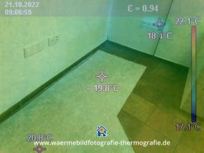 Thermografie-Aufnahme einer Fußbodenheizung VOR dem Einschalten. Wo verlaufen die Leitungen der Fußbodenheizung? Der Auftraggeber möchte Löcher in den Boden bohren