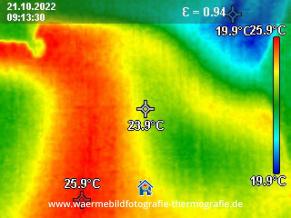Thermografieaufnahme mit Wärmebildkamera von intakter Fußbodenheizung